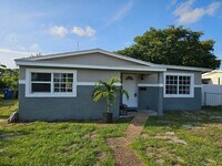 Building Photo - 2571 NW 18th Ct