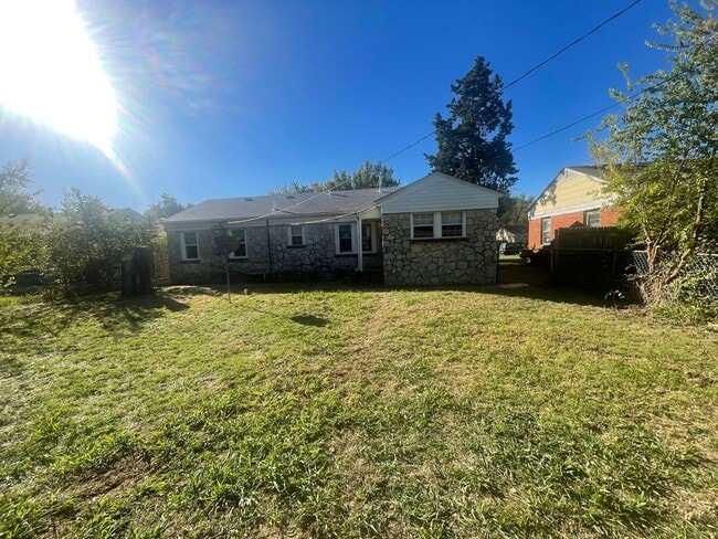 Building Photo - 3 bed, 1 bath , beautiful wood floors, fen...