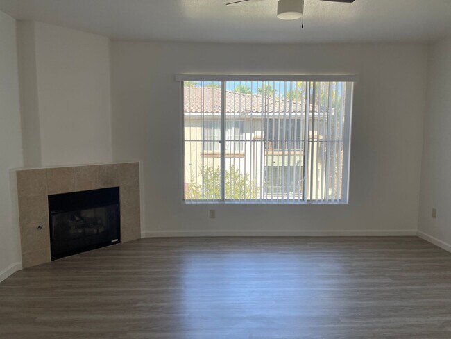Building Photo - MOVE IN READY! 3 BEDROOM- GUARD GATED COMM...