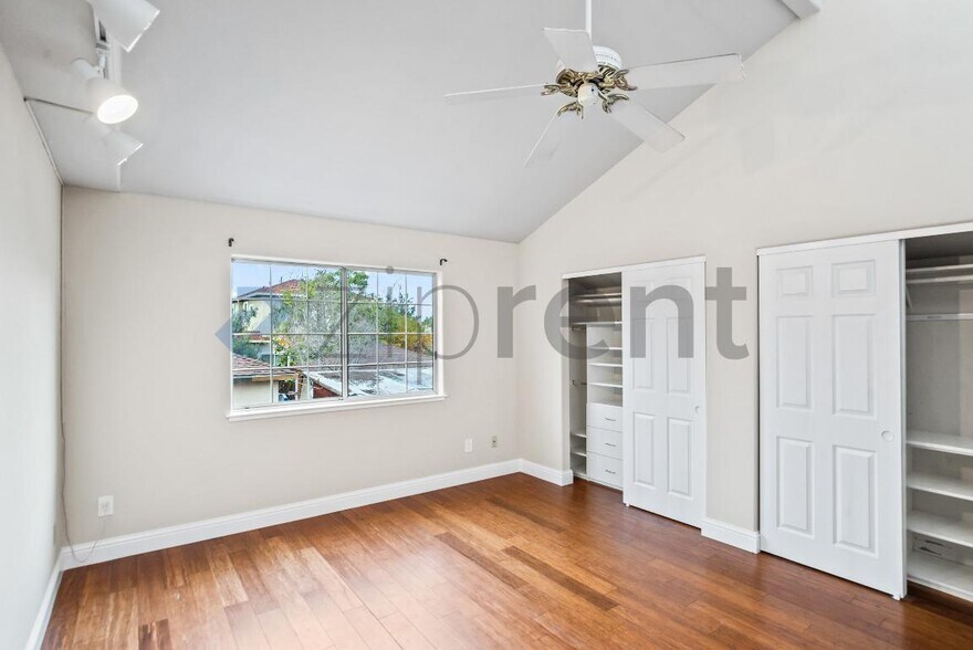 Building Photo - Unit