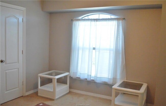 Building Photo - 1000 Spring Loop