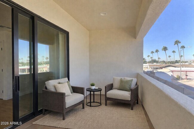 Building Photo - 2502 E Paradise Ln