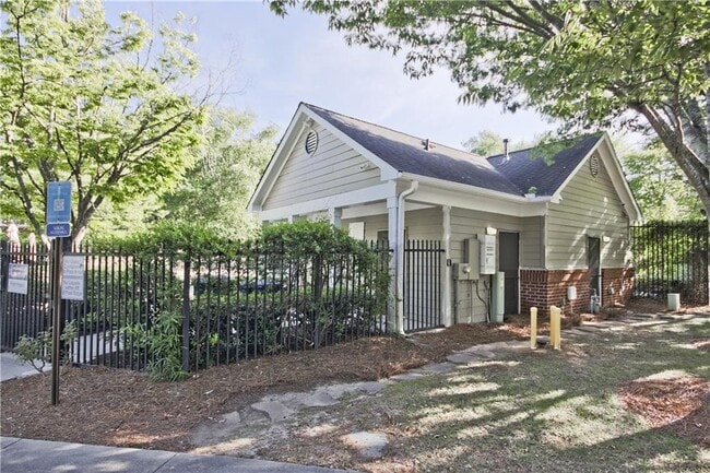 Building Photo - 8102 Woodland Ln