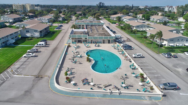 Building Photo - 850 Horizon W