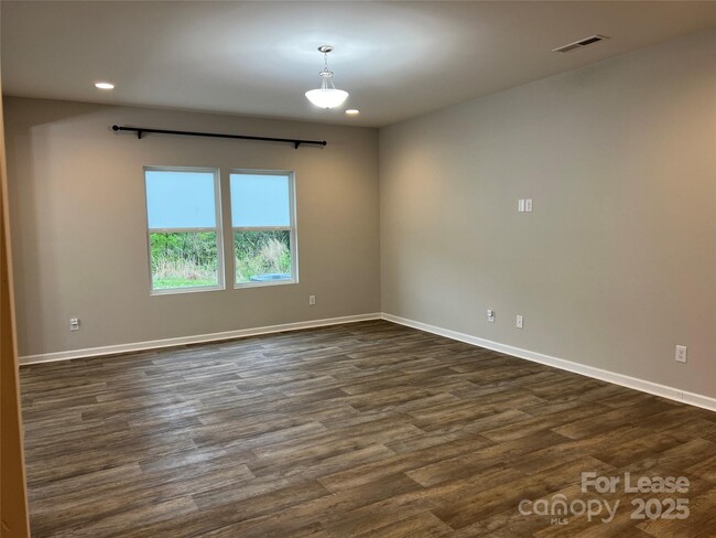 Building Photo - 8637 River Ridge Dr