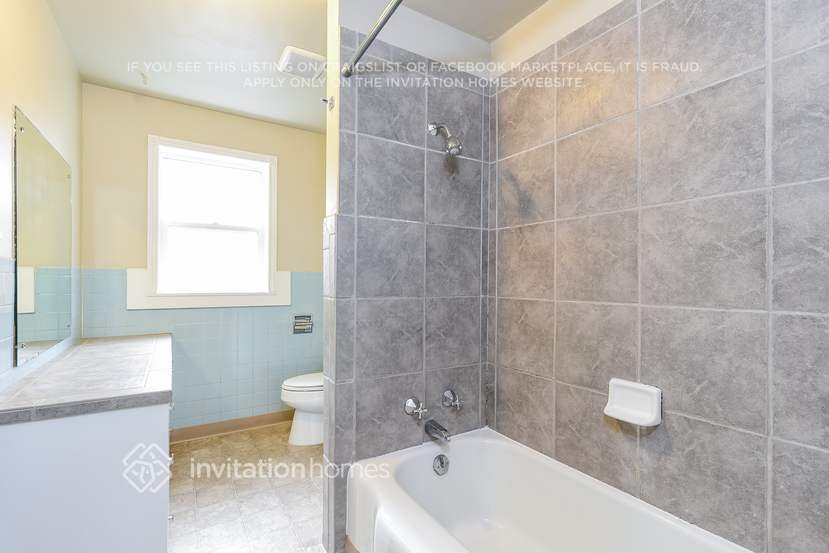 Building Photo - 1706 3rd Ave NW