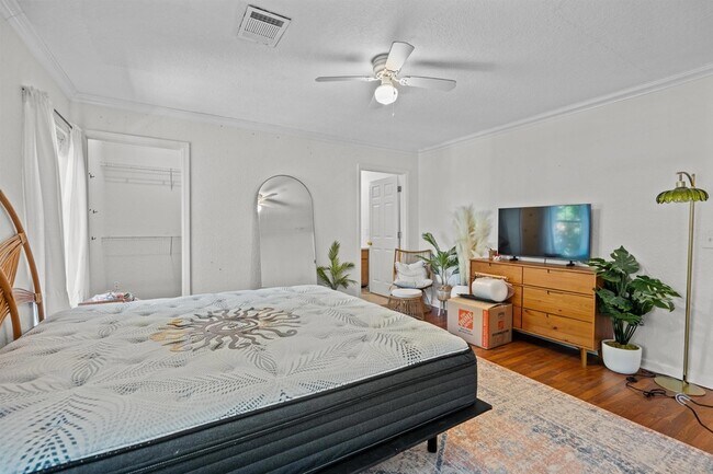 Building Photo - 114 Cedar St