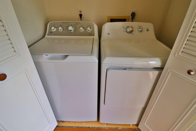 Building Photo - 229 Red Jade Dr