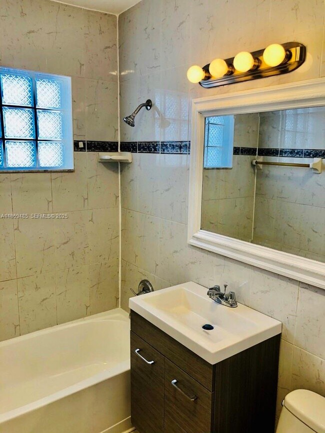 Building Photo - 23 SE 12th St