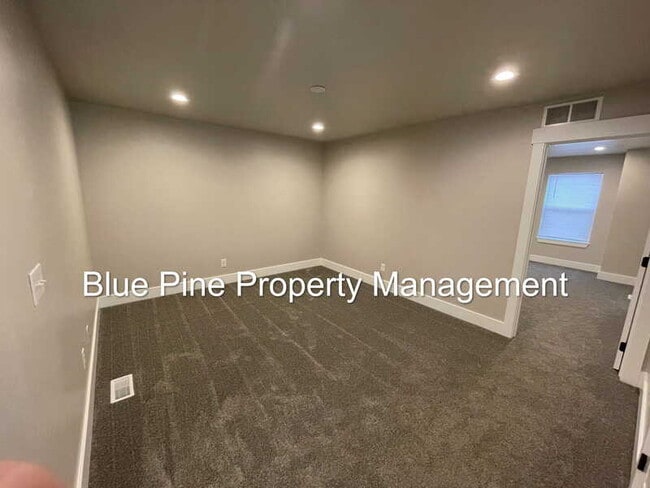 Building Photo - 2925 Sunburst Dr