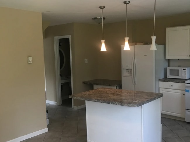Building Photo - Spacious 4-bedroom, 1.5-bath townhome