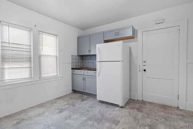 Building Photo - 403 Valley Dr