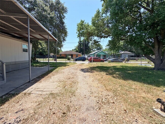 Building Photo - 310 E Jack Ave