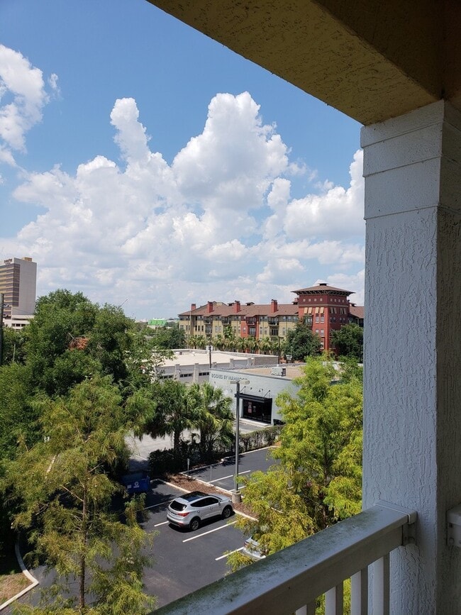 Building Photo - Great Downtown 1/1 condo unit with a balcony!
