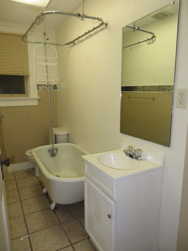 Building Photo - 1126 Nelson St