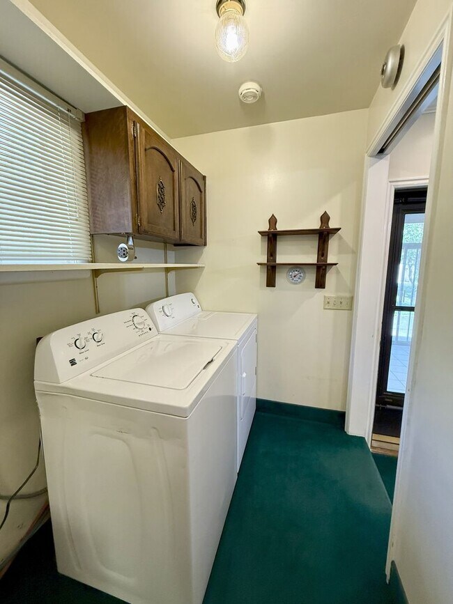 Building Photo - Spacious 5 Bedroom, 2 Bath Home with Moder...