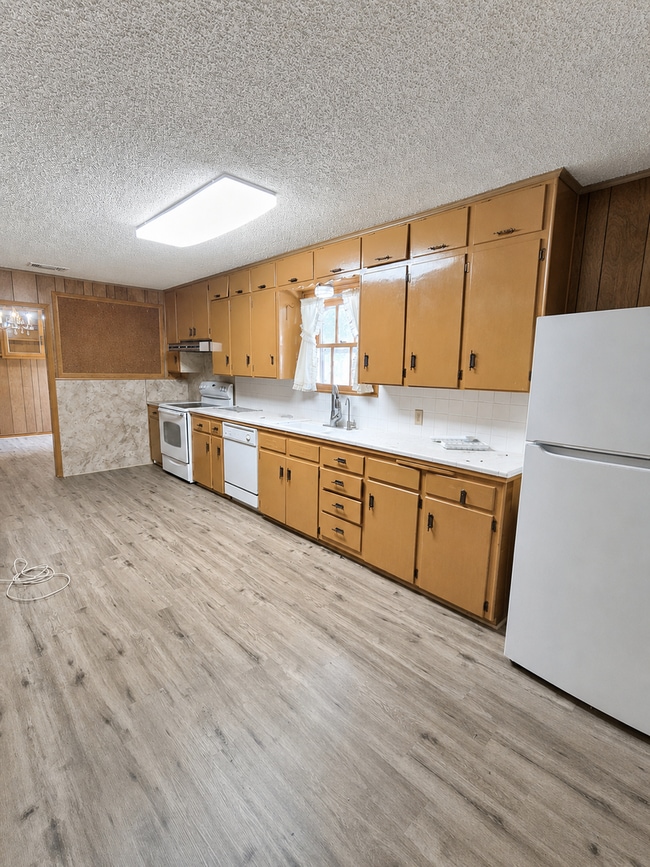 Building Photo - HUGE, 4 bedroom 3 bath home plus bonus room! NEW FLOORS, Available NOW!