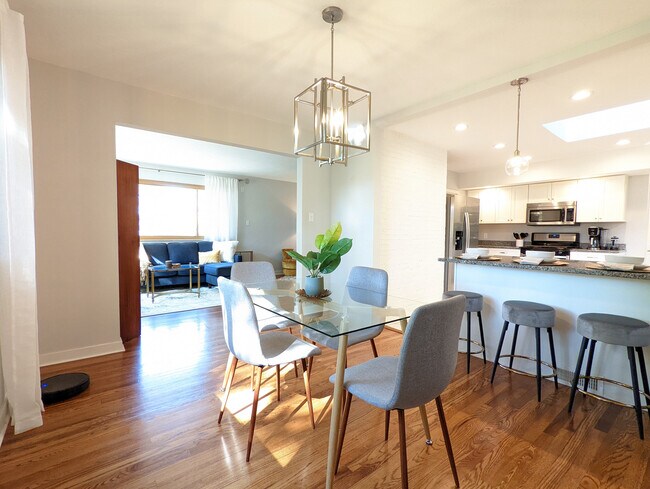 Building Photo - 600 Woodside Rd