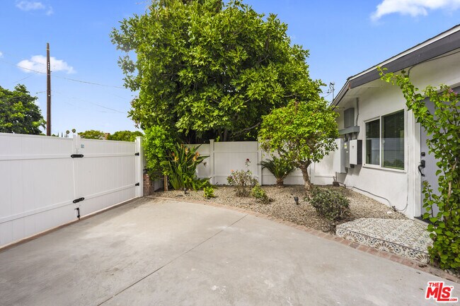 Building Photo - 7442 Capps Ave