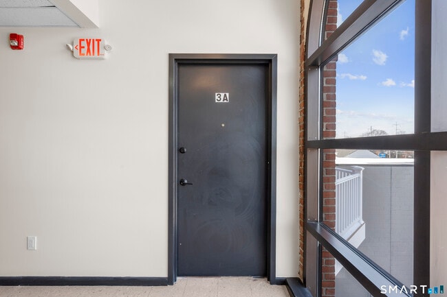 Building Photo - 937 Post Rd