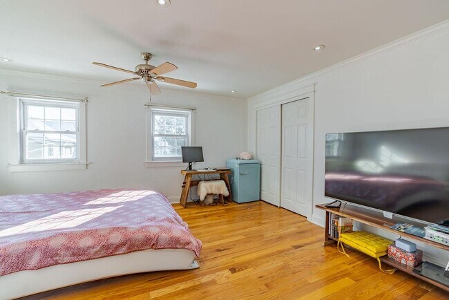 Building Photo - 179 Hobart Ave