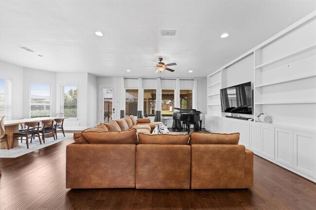 Building Photo - 10110 Da Vinci Ct