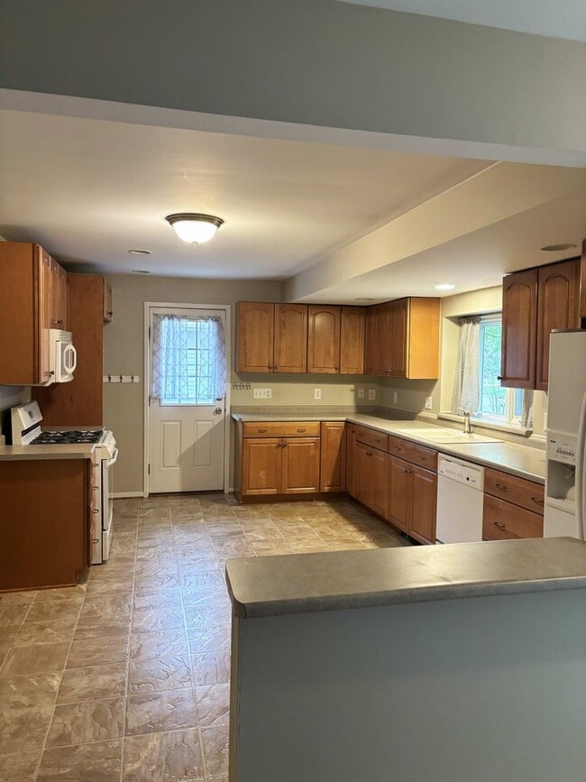 Building Photo - Chelsea Downtown Area 3-bedroom Ranch