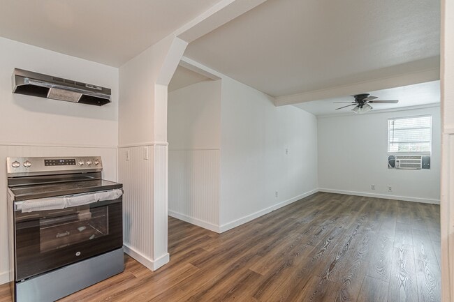 Building Photo - 2407 S New Braunfels Ave