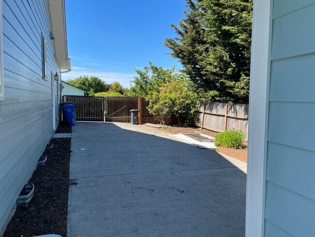 Building Photo - Lovely Single Level Home in Oak Harbor and...
