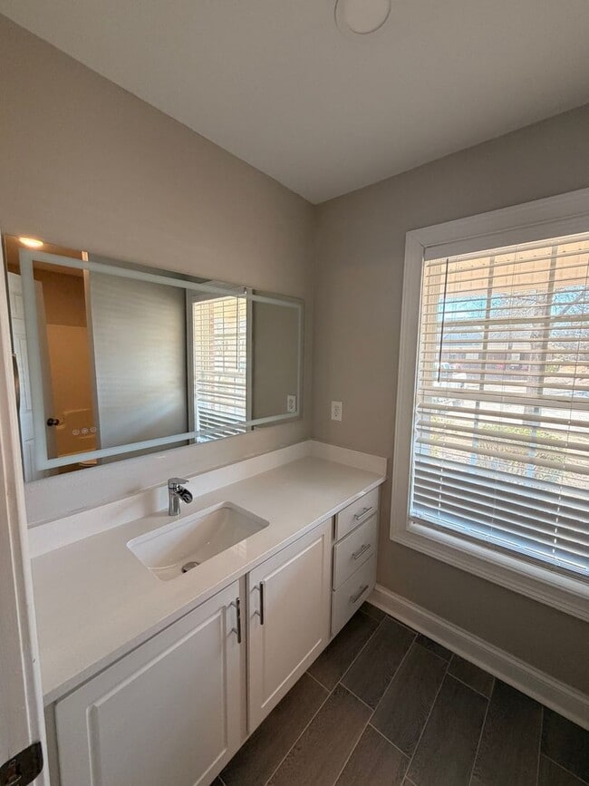 Building Photo - Newly Renovated!