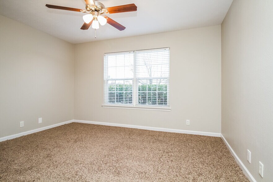 Building Photo - 1413 Chesterbrook Ct