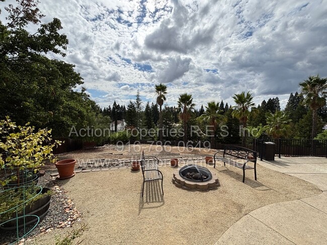 Building Photo - Gorgeous Villa - 3 Bed, 2.5 Bath - Beautiful Views - Highly Desirable Neighborhood!