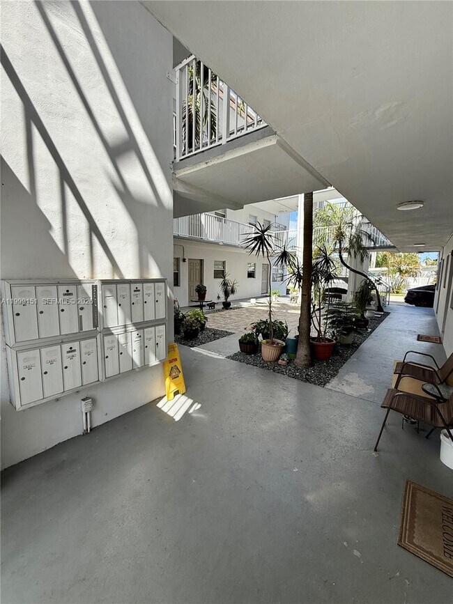 Building Photo - 1607 Arthur St