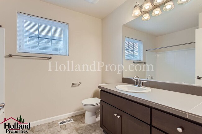 Building Photo - Charming 3-Bedroom Townhome in Prime Hills...