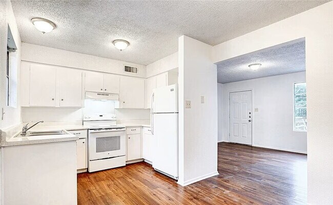 Building Photo - 728 Martindale Rd
