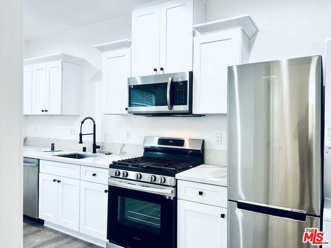 Building Photo - 247 S Catalina Ave