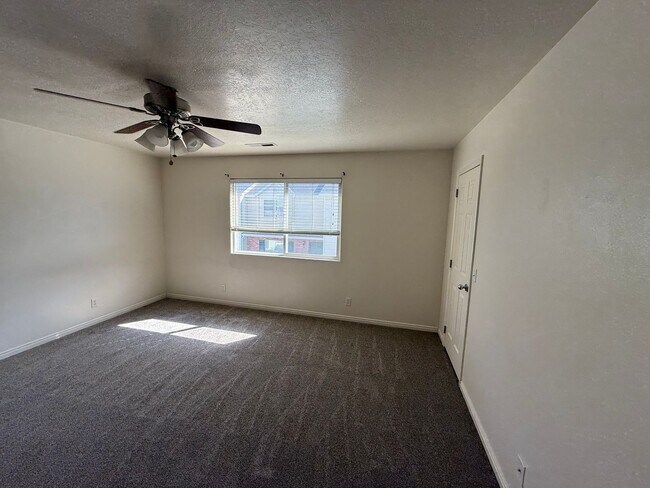 Building Photo - Stunning Townhome!