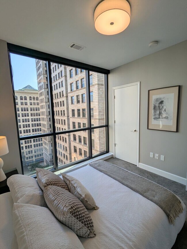 Building Photo - Gorgeous 2 Bedroom 2 Bathroom Downtown Condo with Epic Views and Free Parking