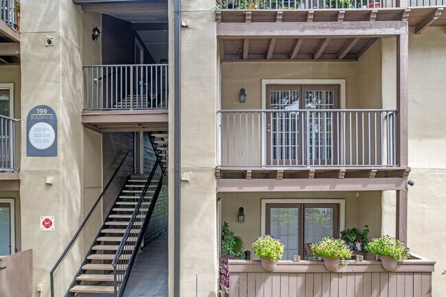 Building Photo - Newly Renovated Ground Floor Condo in Gate...