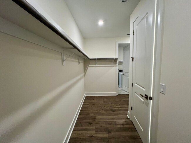 Building Photo - 2429 Vetrina Wy