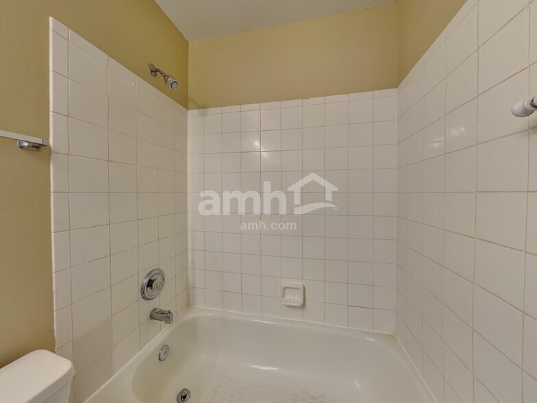 Building Photo - 1418 Grandview Ct