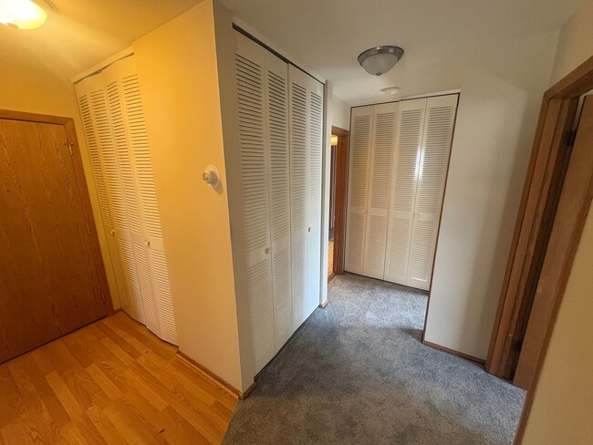 Building Photo - Spacious 2BR/1.5BA 2nd Floor Apartment in Brown Deer – Heat & Hot Water Included, Pool & Undergro...