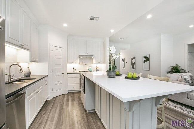 Building Photo - Beautiful 3 bedroom home- $500 off 1st month with 30 day move in!!