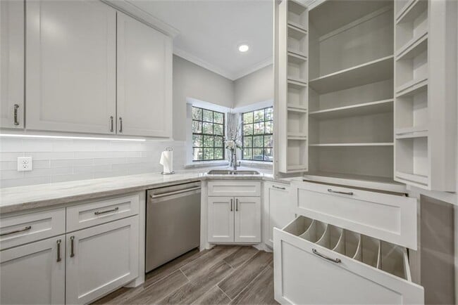 Building Photo - 10 Silent Brook Pl