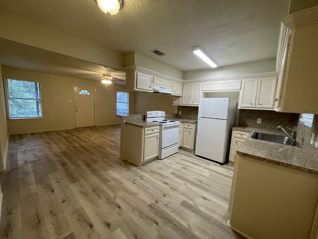 Building Photo - This charming house on a .25 acre lot close to Downtown/Historic Montgomery is a single story 3 b...