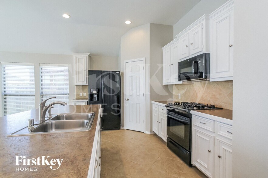 Building Photo - 2703 Facet Creek Dr