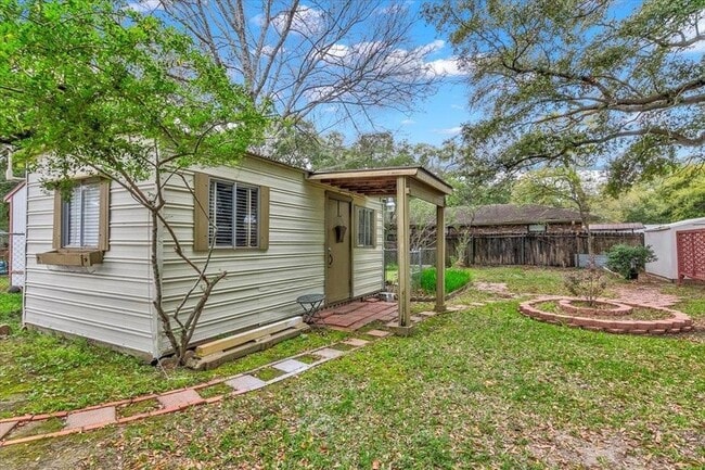Building Photo - 3702 Travis Dr