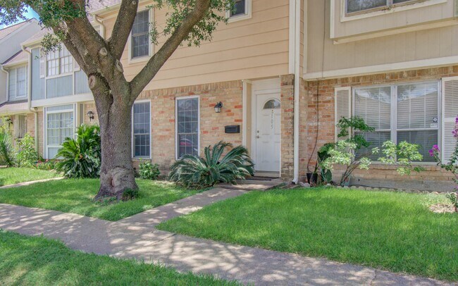 Building Photo - 8102 Amelia Rd