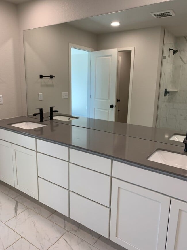 Building Photo - Exquisite 4 Bed 2.5 Bath Single Family Home with 3-car garage