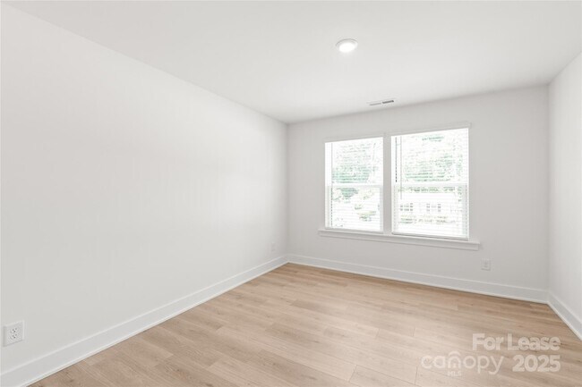 Building Photo - 2025 Wilson Ave